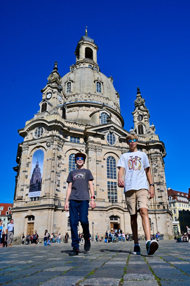 Benni und Flo vor der Frauenkirche Dresden