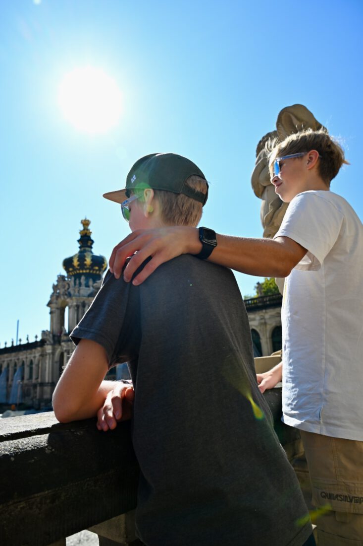 Benni und Flo vor der Zwingerkrone in Dresden