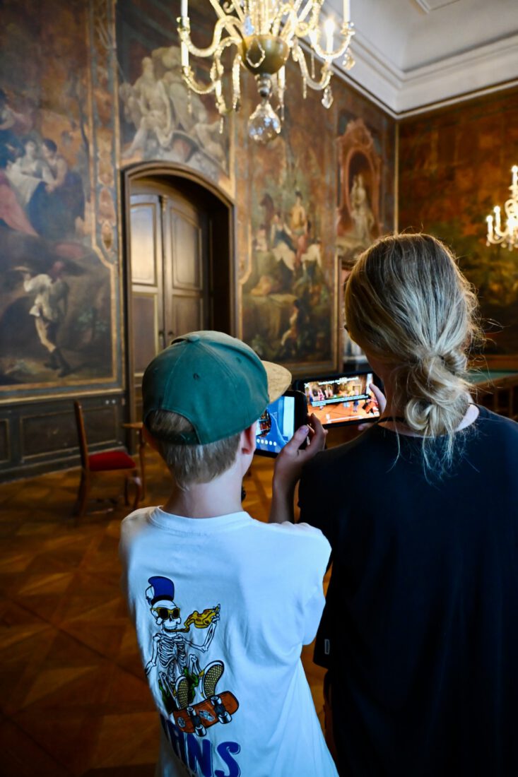 Benni und Melanie erkunden Schloss Moritzburg mit Tablet in Sachsen