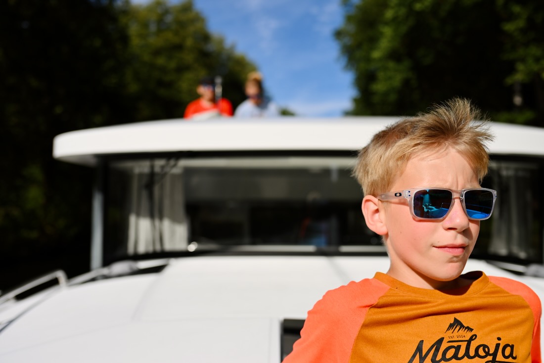 Benni vorne auf Boot - Melanie, Thomas dahinter auf Oberdeck