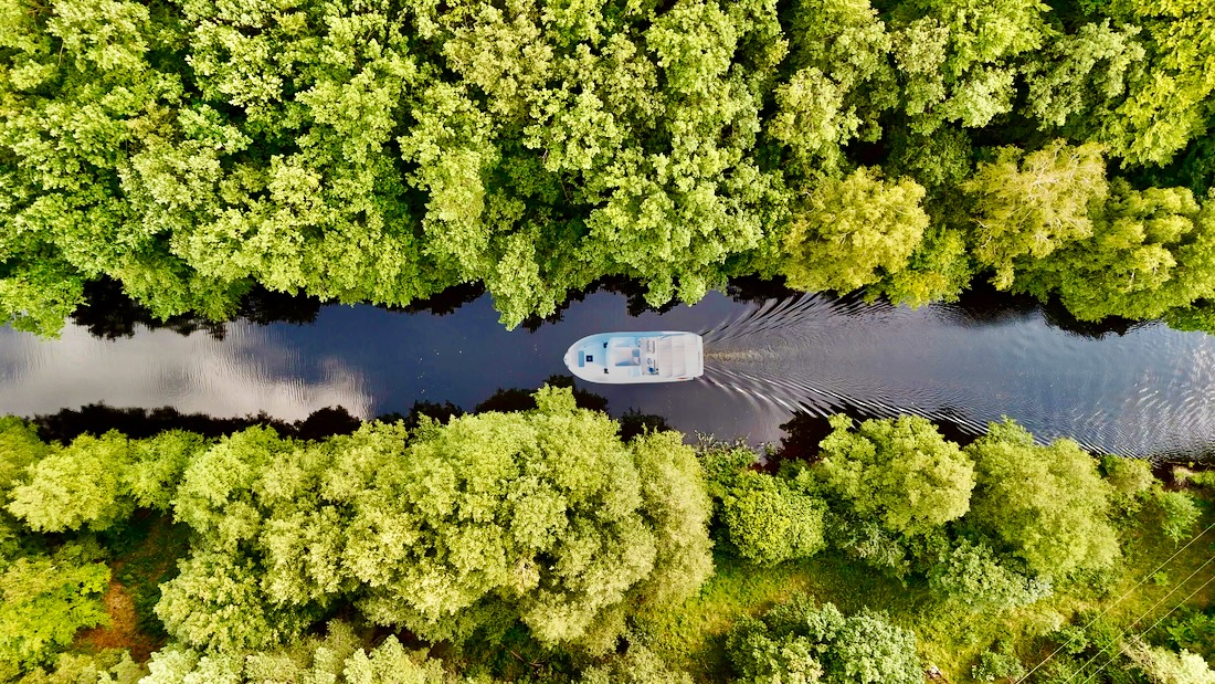 Boot von Oben in Kanal