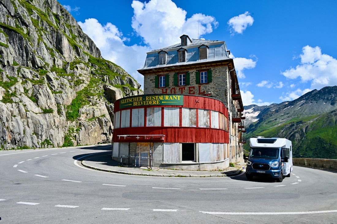 Das Carado T338 Edition 25 am Hotel Belvedere Furka Pass