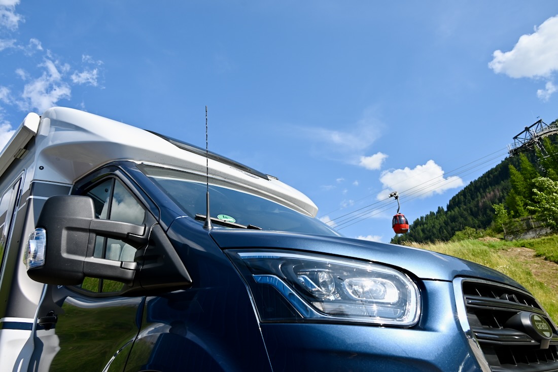 Der Carado Camper vor der Seilbahn zur Seiser Alm