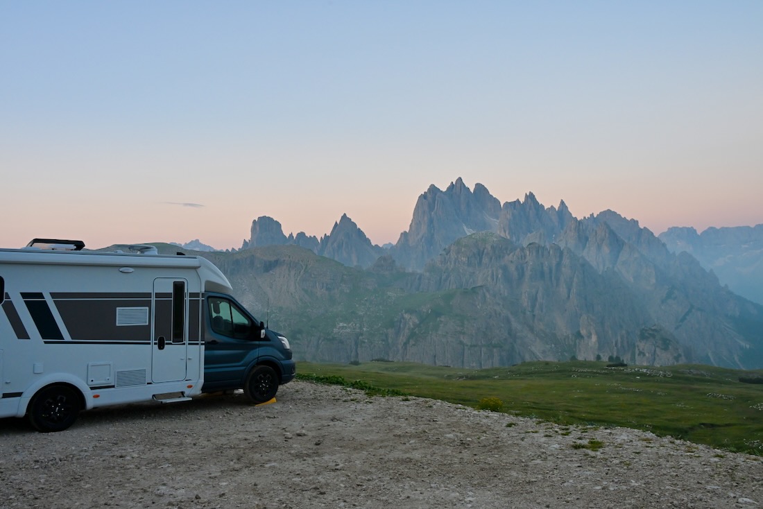 Der Carado T338 bei Sonnenaufgang in den Dolomiten