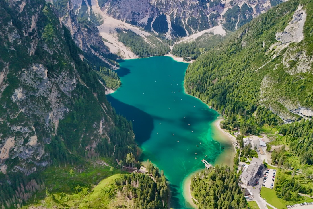 Der Pragser Wildsee aus der Luft mit der Drohne fotografiert