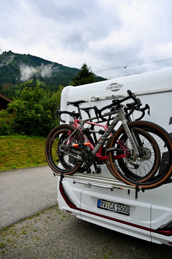 Die Fahrräder auf dem Camper