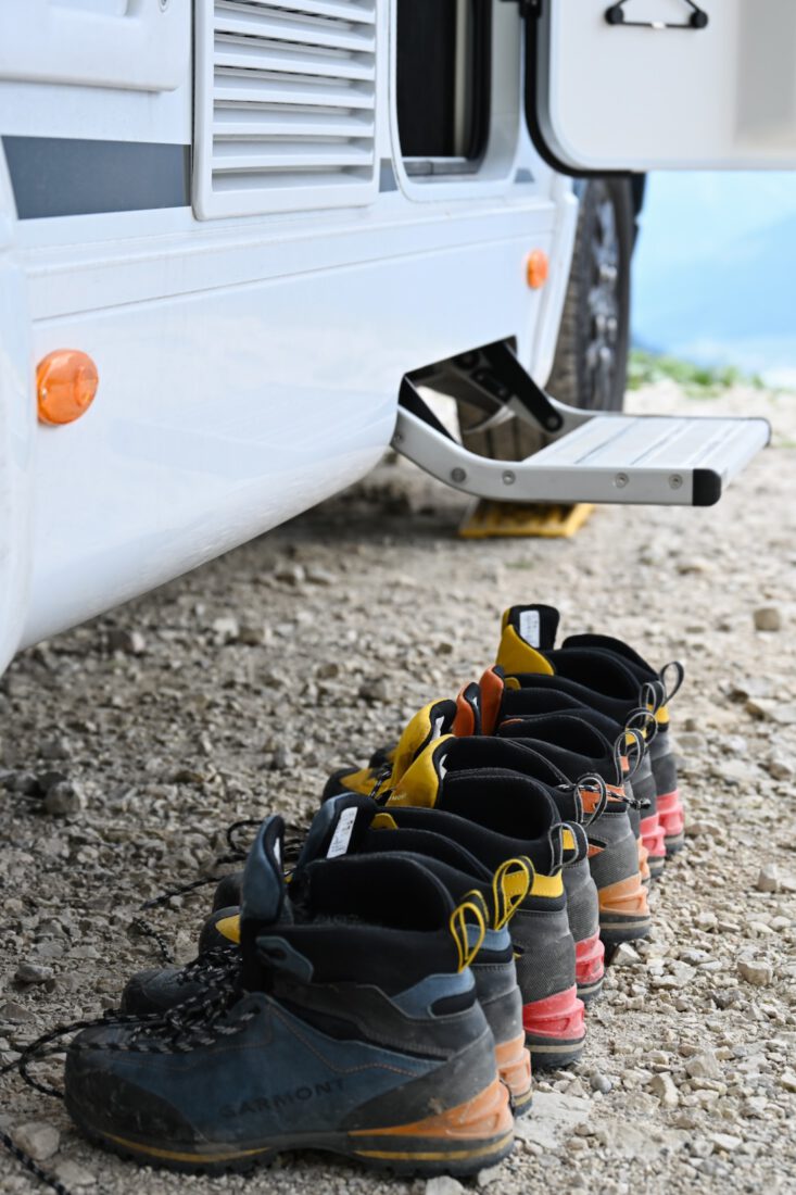 Die Garmont Wanderschuhe vor dem Carado Camper