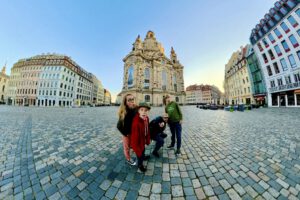 Fravely vor der Frauenkirche in Dresden