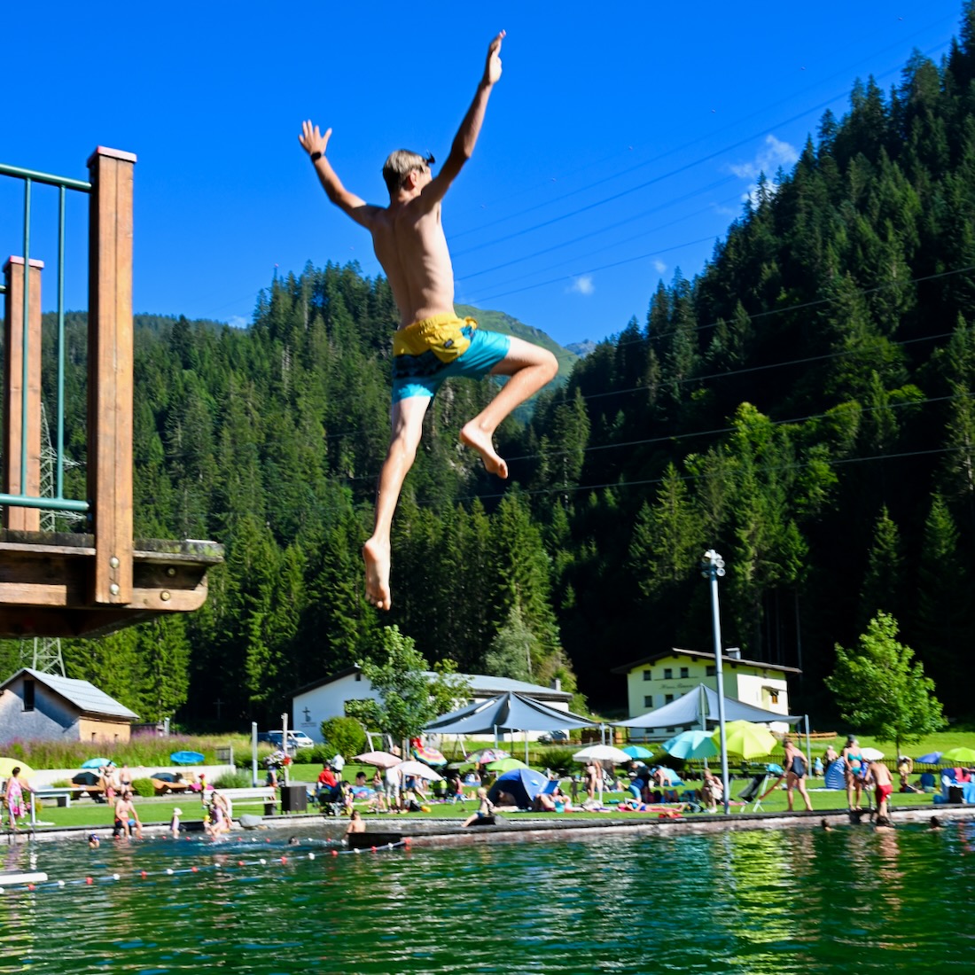 Flo spingt in den See im Almwasserpark Klösterle
