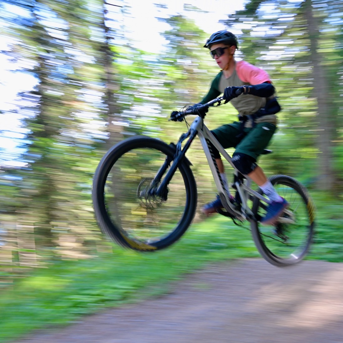 Flo springt im Bikepark Brandertal