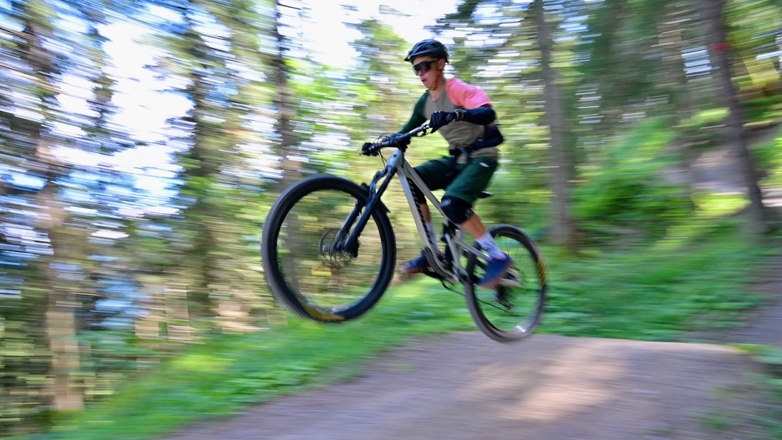 Flo springt im Bikepark Brandnertal