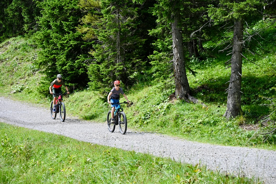 Flo und Ben auf dem E-Mountainbike im Brandnertal
