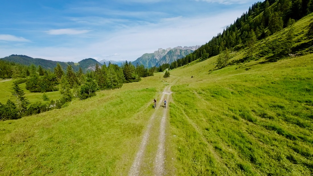 Flo und Ben auf den E-Mountainbikes im Brandnertal