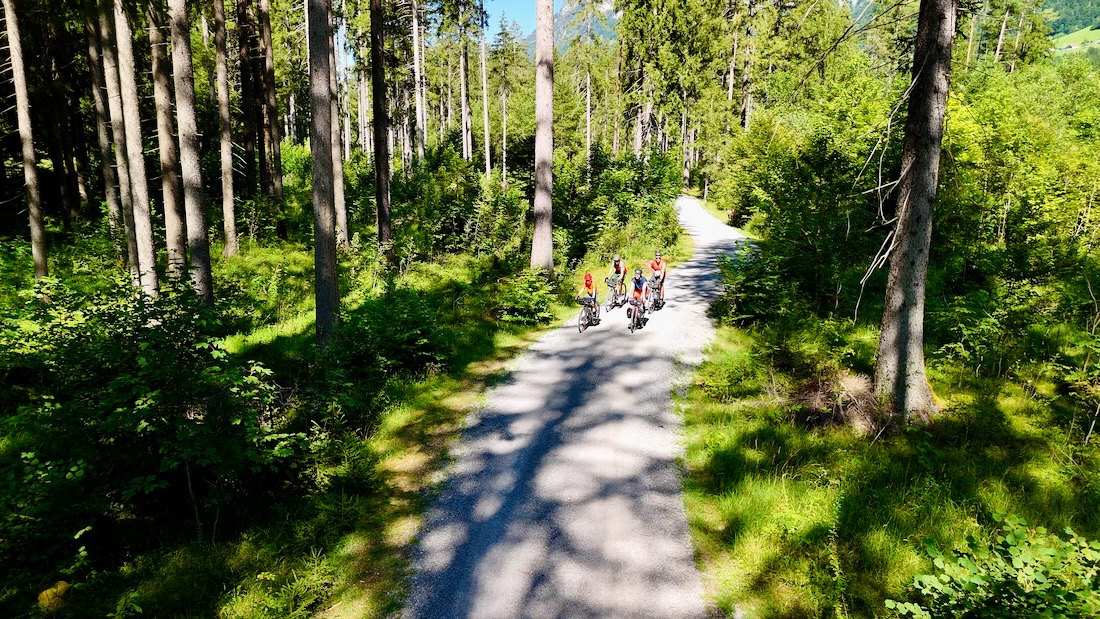 Fravely auf den Gravel Bikes im Klostertal