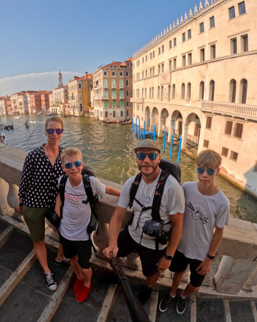 Fravely auf der Rialto Brücke in Venedig