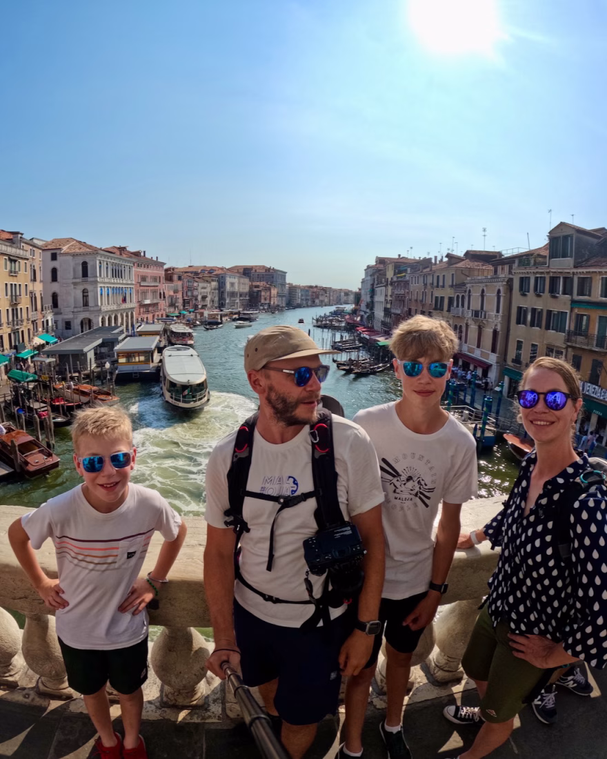 Fravely im Treiben auf der Rialto Brücke in Venedig