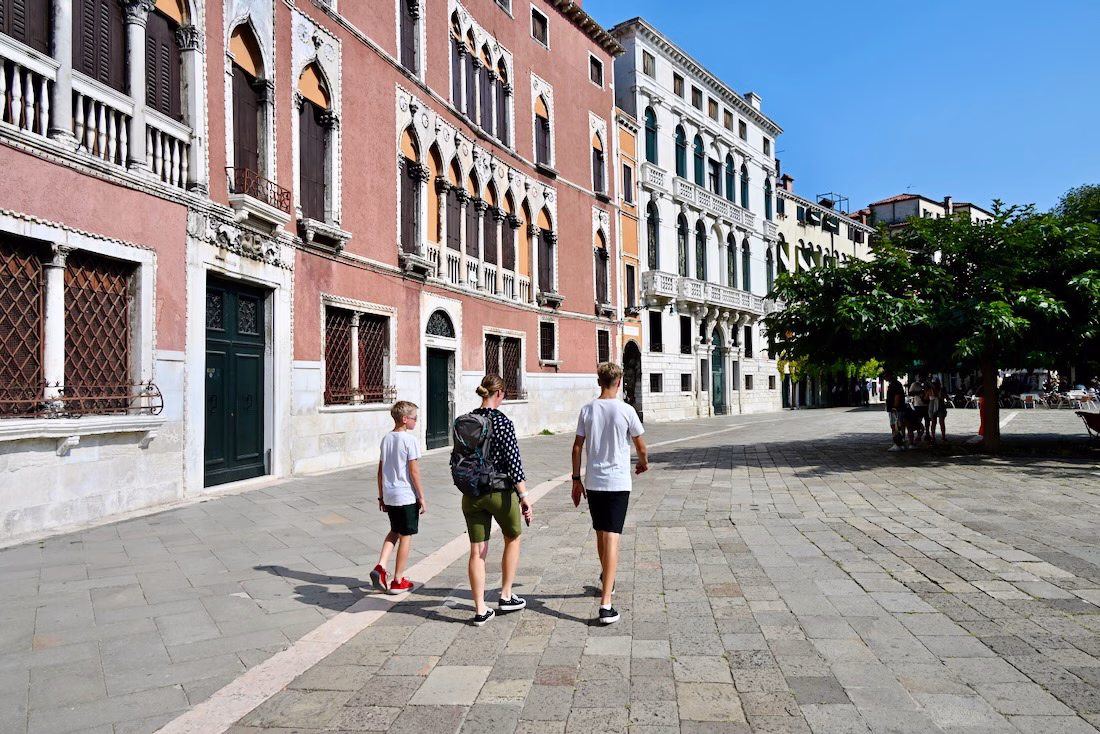 Fravely laufen durch Venedig