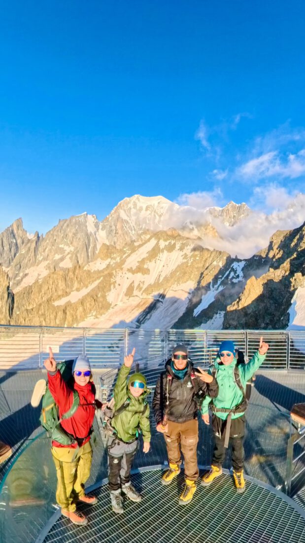 Fravely stehen vor dem Gipfel des Mont Blanc