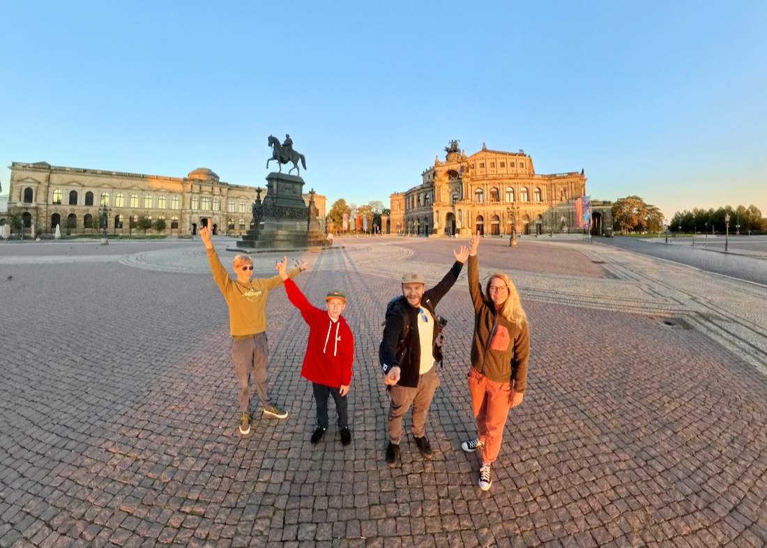 Fravely steht auf Theaterplatz vor Zwinger und Semperoper in Dresden