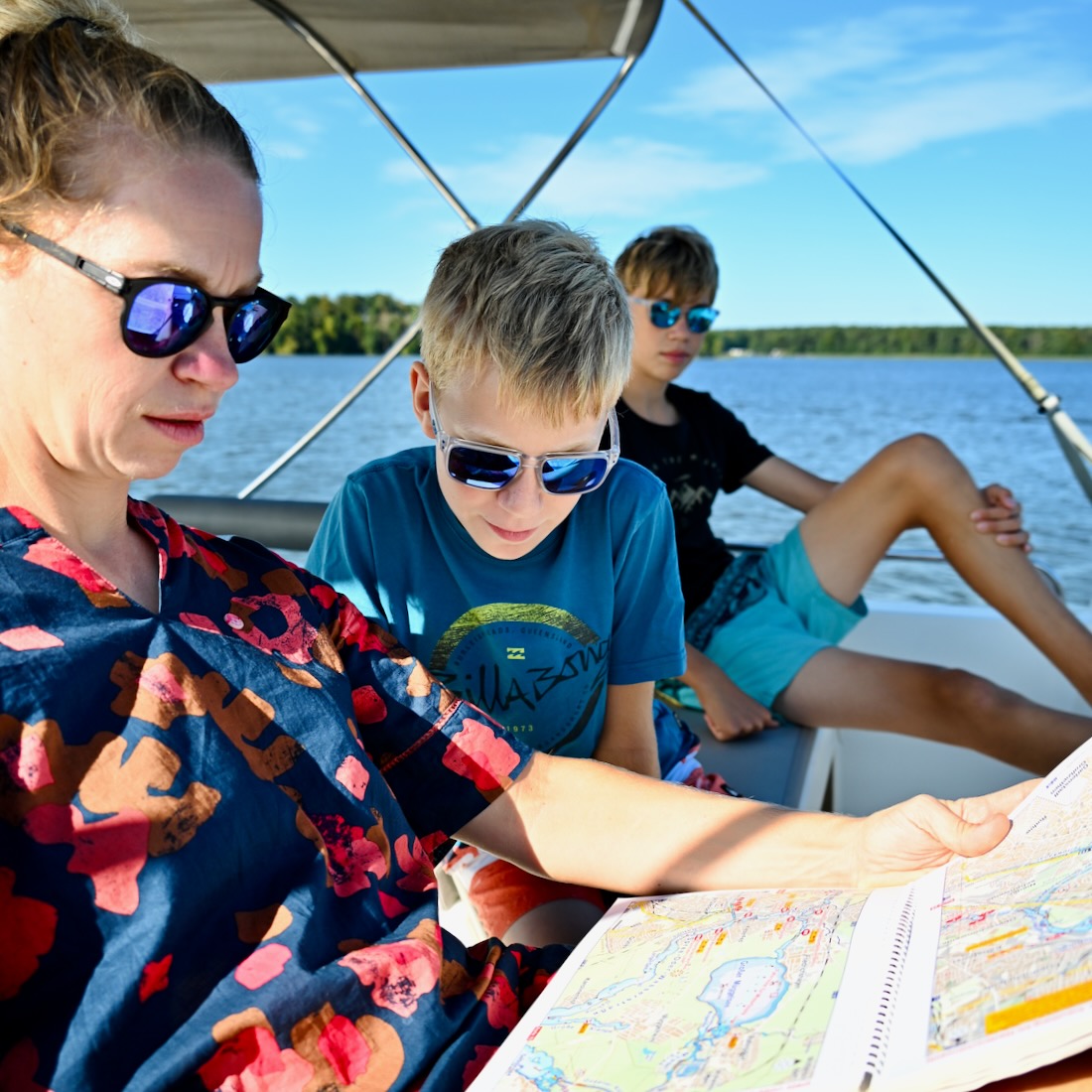Melanie, Benni, Flo schauen auf Karte