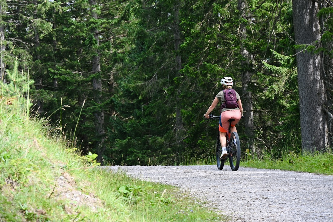 Melanie auf dem E-Mountainbike im Brandnertal