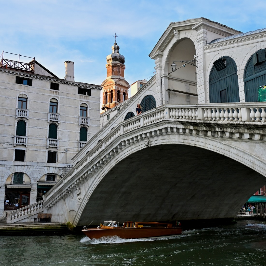 Melanie auf der Rialto Brücke in Venedig