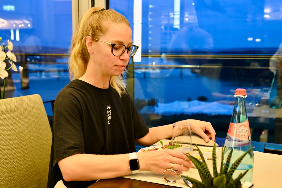 Melanie beim Abendessen im Bio-Seehotel Zeulenroad