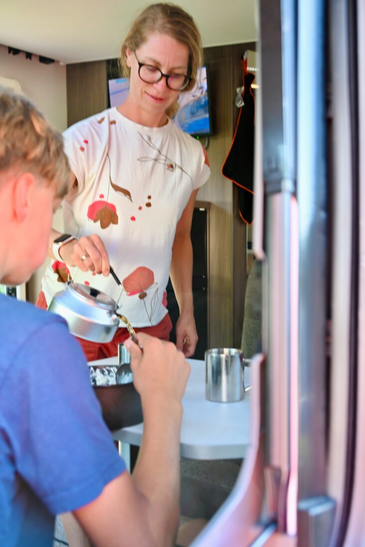 Melanie hat Tee im Camper gekocht
