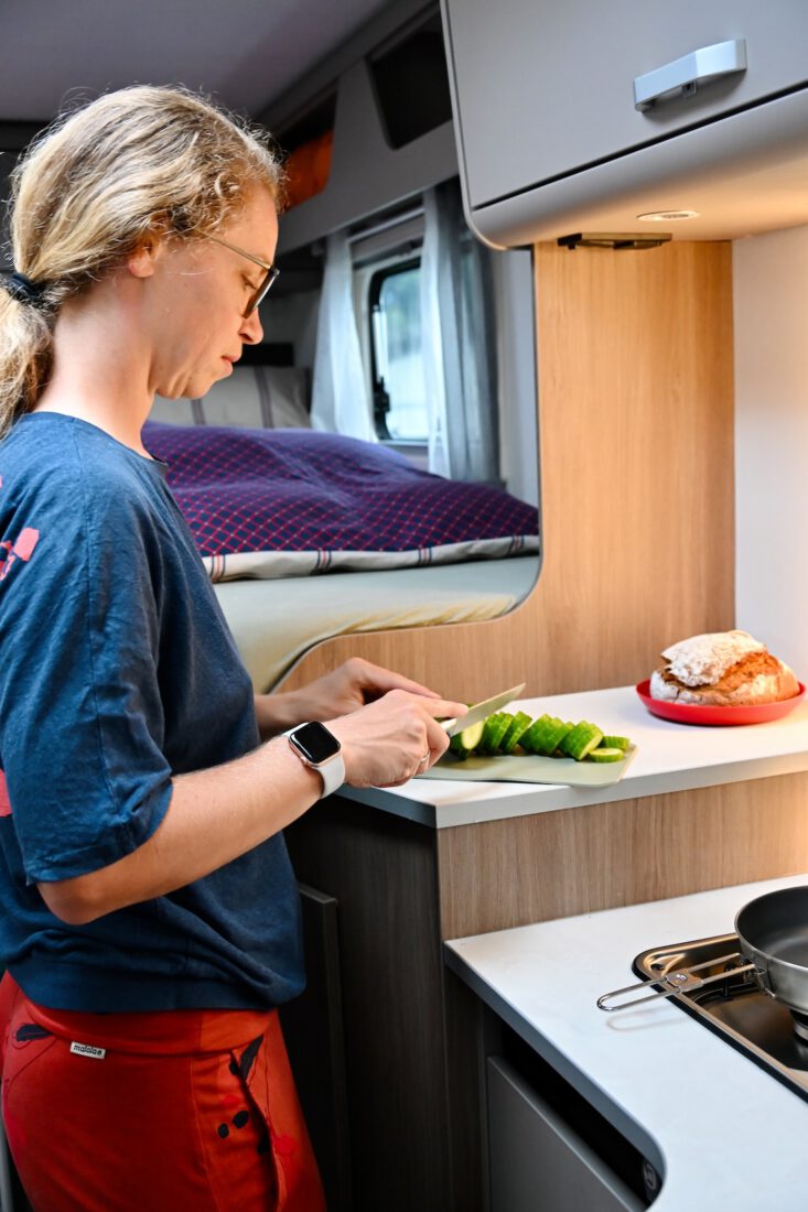 Melanie ist in der Küche vom Carado Camper
