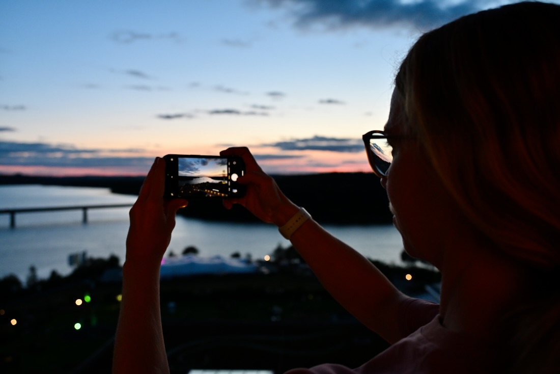 Melanie macht Foto von Brücke bei Sonnenuntergang vom Bio-Seehotel Zeulenroda