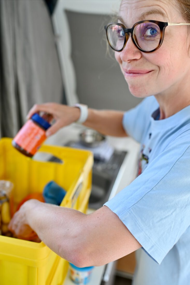 Melanie packt Essen aus