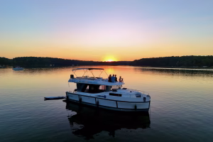 Mit einem Boot von Le Boat als Familie auf den Seen von Brandenburg unterwegs