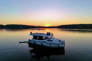 Mit einem Boot von Le Boat als Familie auf den Seen von Brandenburg unterwegs