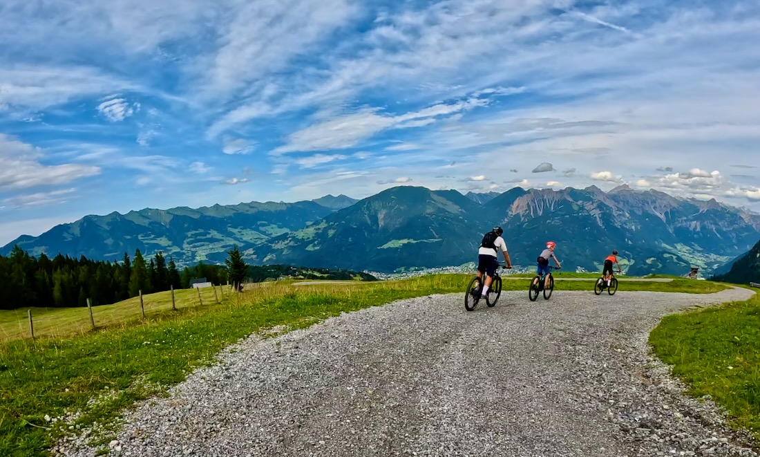 Thomas, Ben und Flo mit den E-Mounatinbikes im Brandnertal