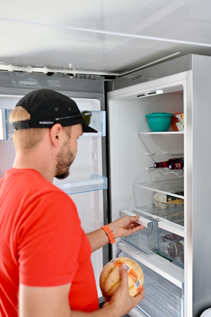 Thomas befüllt Kühlschrank