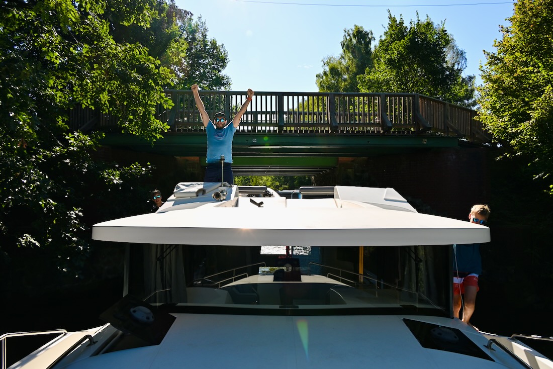 Thomas freut sich - Boot unter Brücke durch