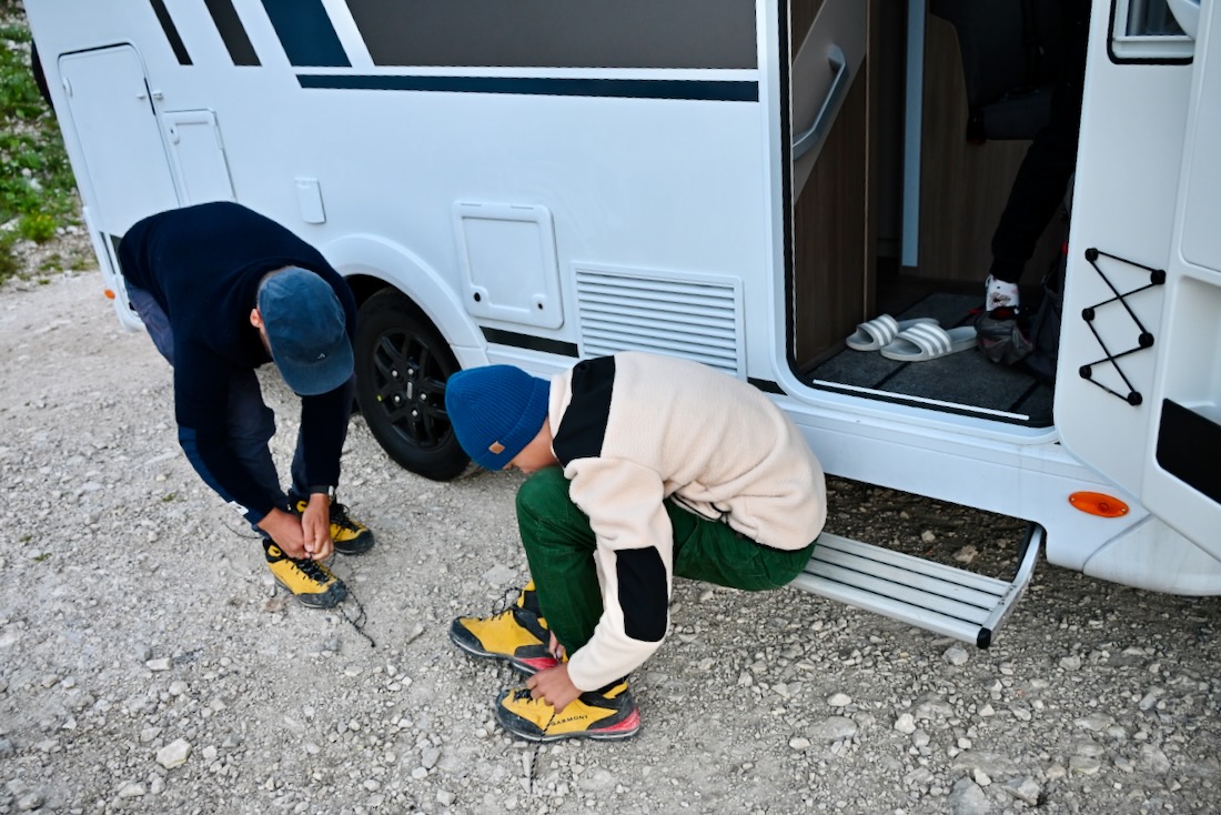 Thomas und Flo ziehen sich die Wanderschuhe von Garmont ASCENT GTX an.