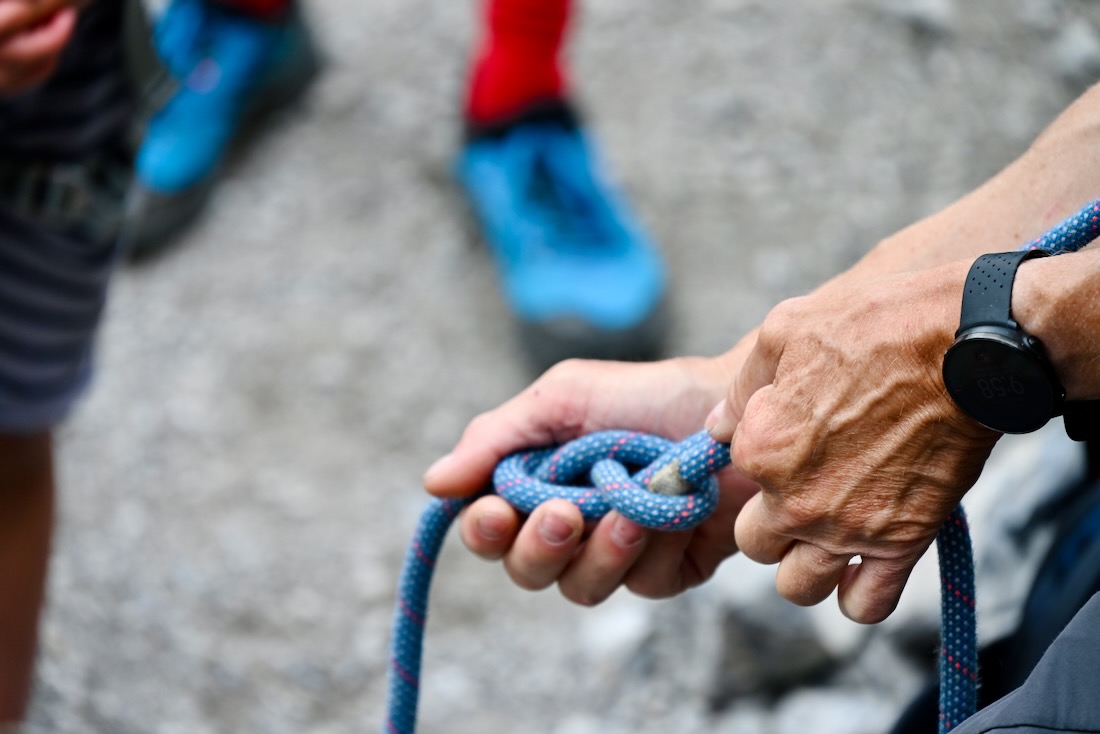 Uns wird ein doppelter 8er-Knoten gezeigt.