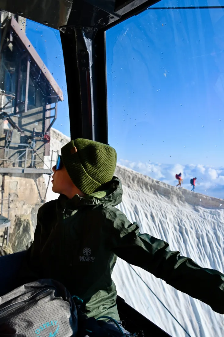 Ben blick sich um in der Panorama Seilbahn am Aiguille du Midi