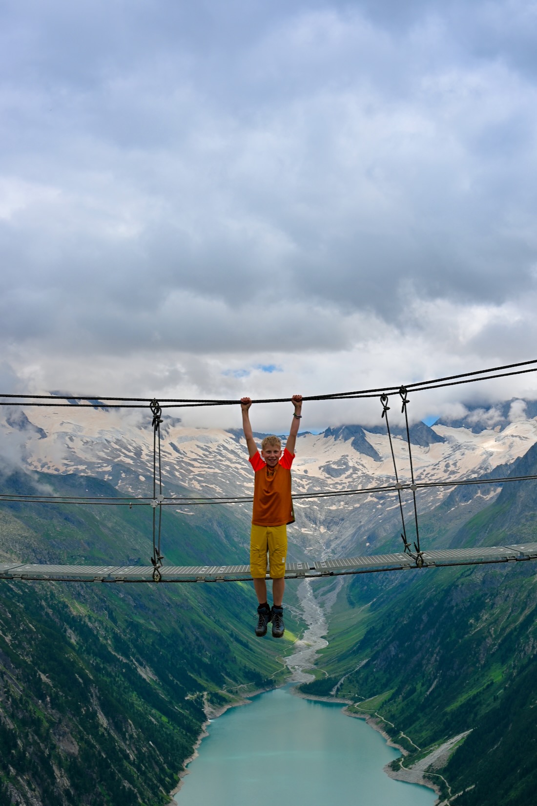 Ben hängt an der Olperer Brücke