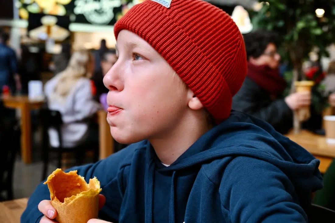 Ben isst im Zentralmarkt in Riga