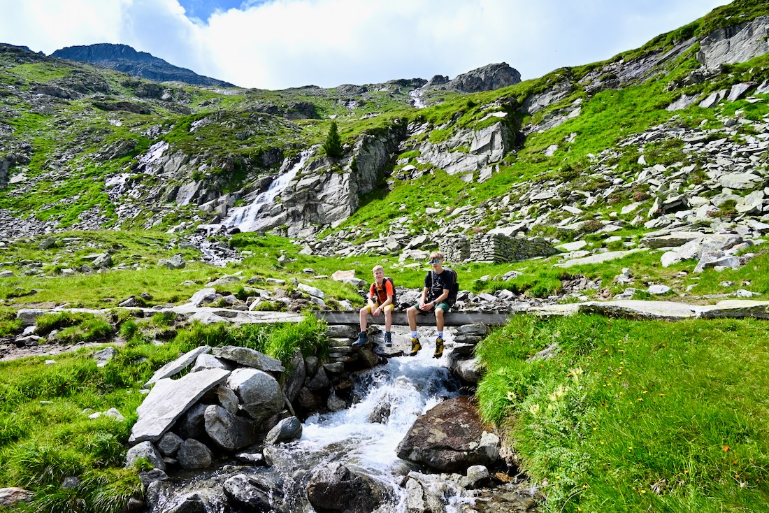 Ben und Flo auf einer Brücke im Zillertal