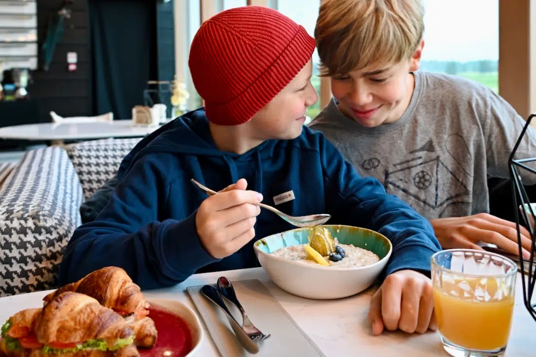 Ben und Flo beim Frühstück im Jurmala Golf Club an Hotel