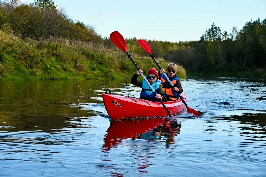 Ben und Flo paddeln auf der Gauja