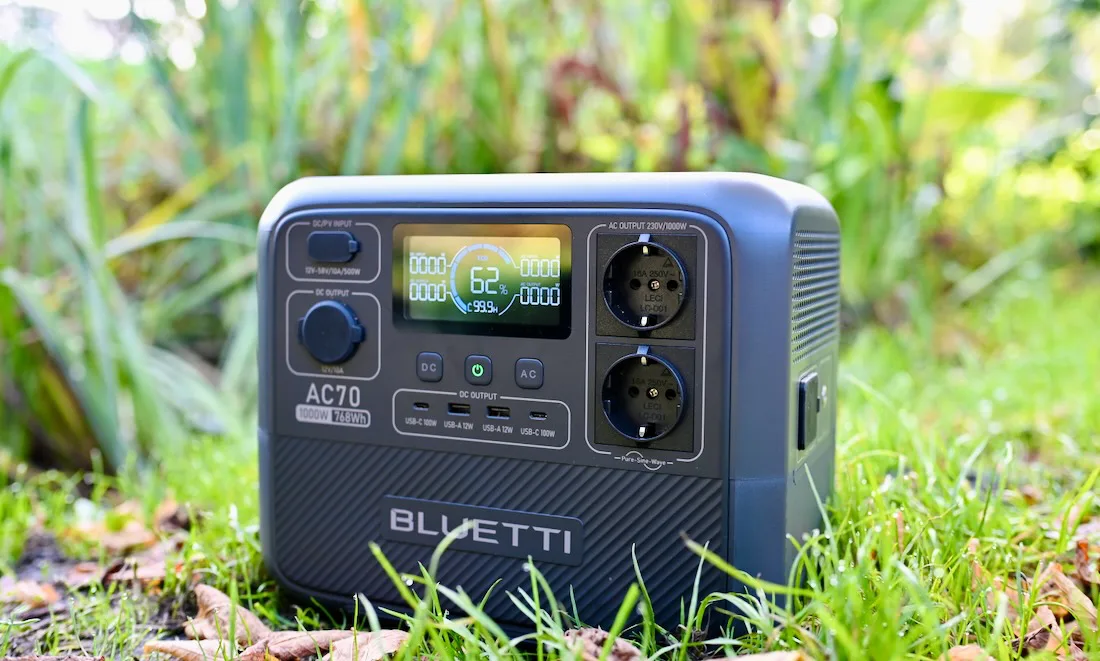 Bluetti AC70 von Front mit Anschlüssen