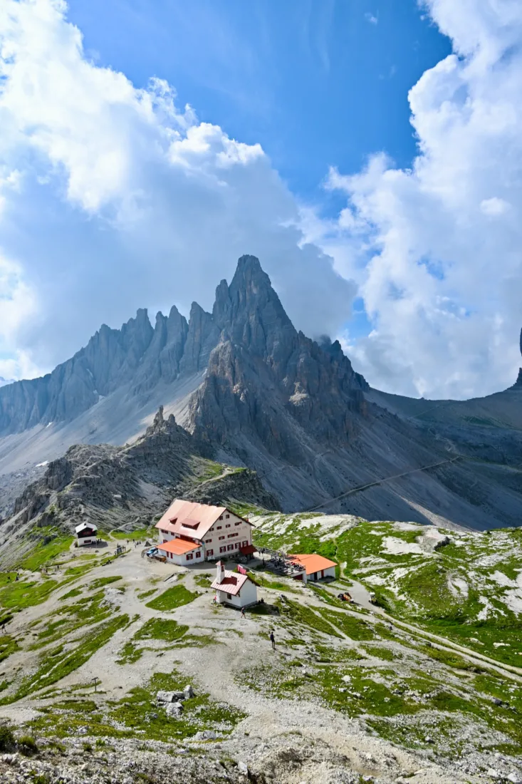 Die Drei Zinnen Hütte vor dem Paternkofel Klettersteig