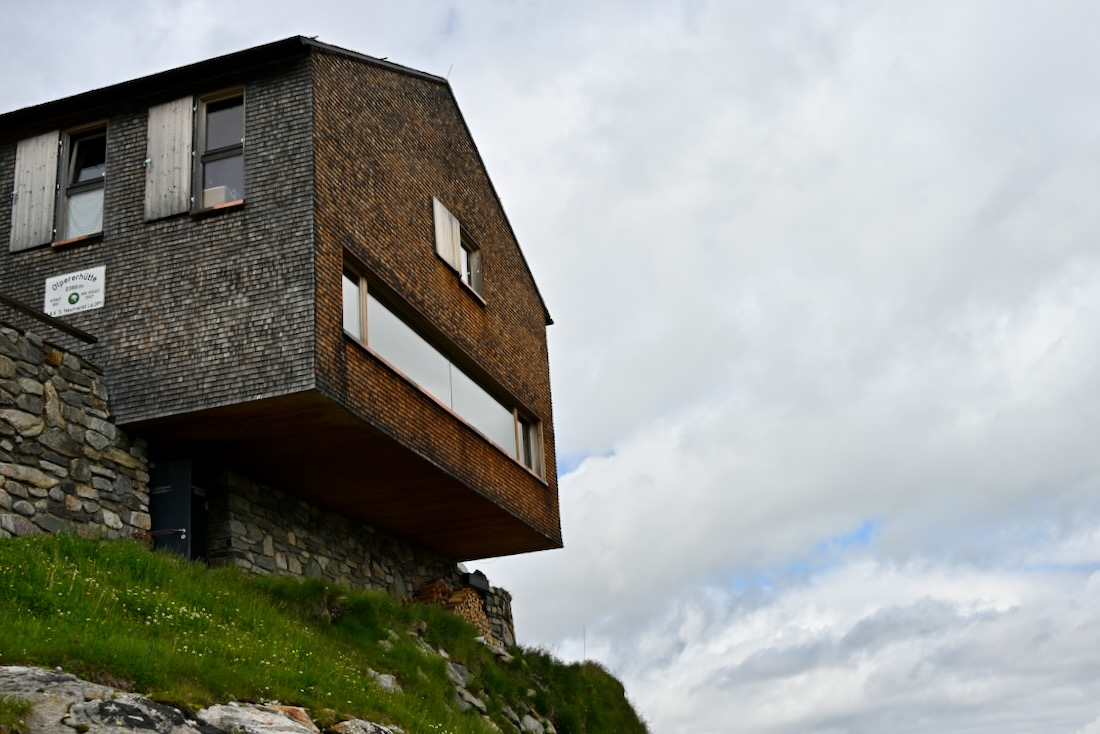 Die Olperer Hütte oberhalb des Schlegeisspeicher im Zillertal