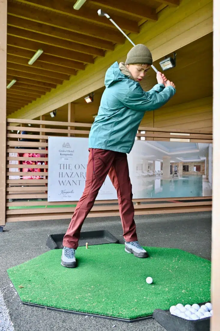 Flo beim Abschlag im Jurmala Golf Club and Hotel