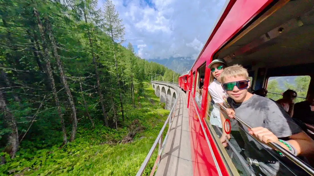 Flo und Ben schauen aus der roten Zahnradbahn in Charmonix