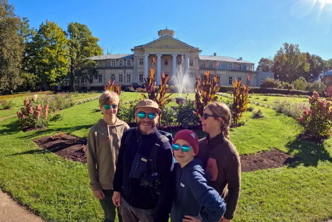 Fravely am Schloss Krimulda an der Gauja